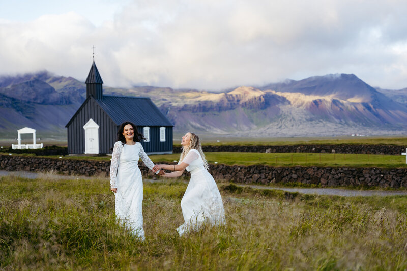 Lesbian elopement Iceland