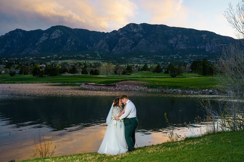Golden hour wedding photos in Colorado Springs