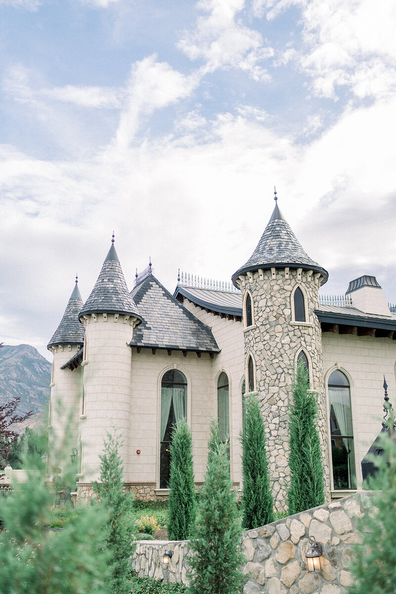 Tiffany Longeway Photography captures the enchanting and majestic architecture of Castello di Amorosa in Napa Valley, California. The castle-like venue with its fairy-tale towers and stone façade creates a magical and romantic setting, perfect for couples seeking a unique and unforgettable wedding celebration.