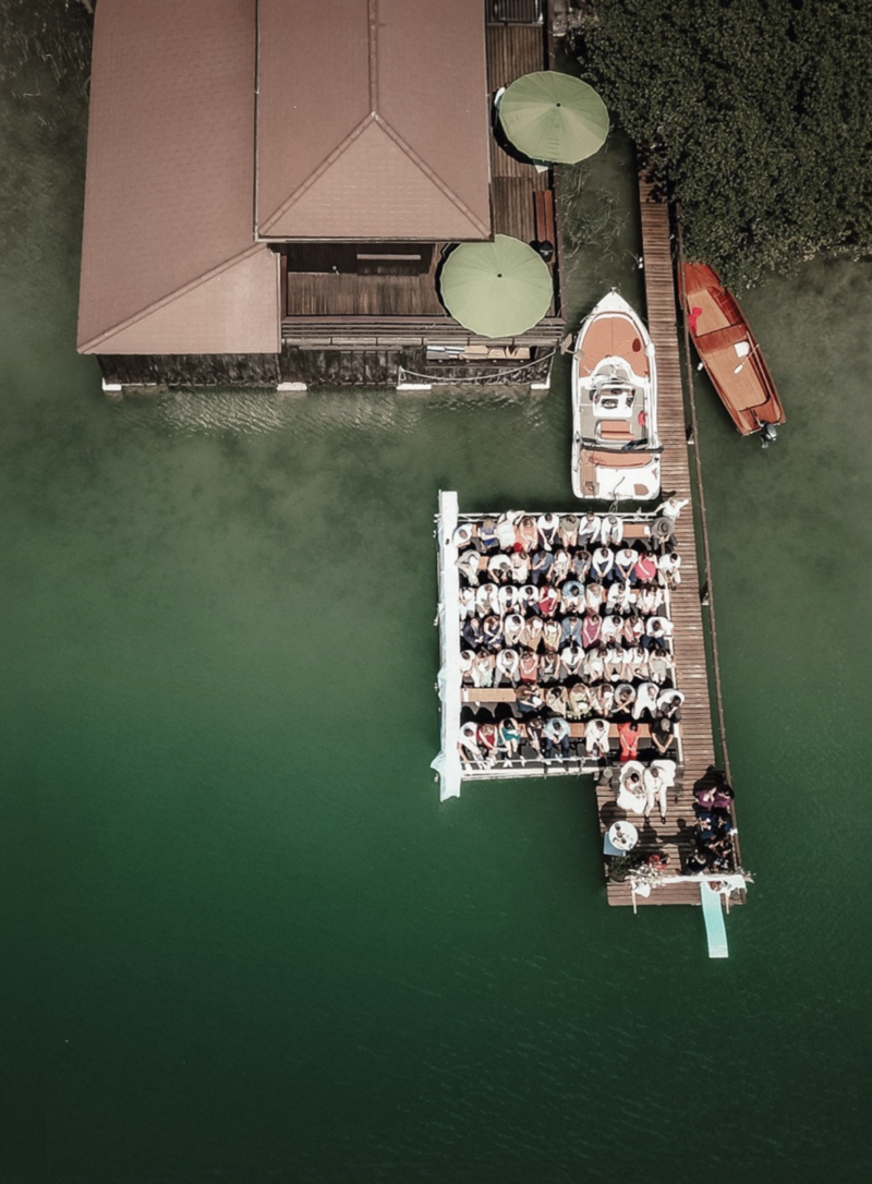drohnenfoto von einer freien Trauung auf einem Bootssteg in sempach