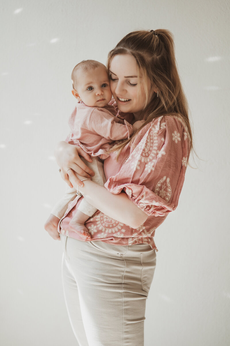  Een vrouw houdt een baby vast met de tekst "de beste manier om een huilende baby te kalmeren" en een afbeelding van gapen.