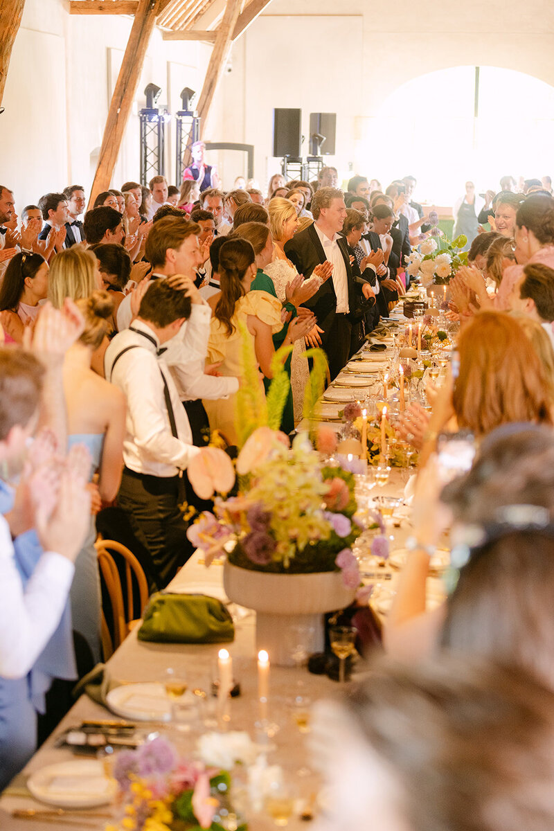 kleurrijke tafelstyling van trouwfeest in schuur