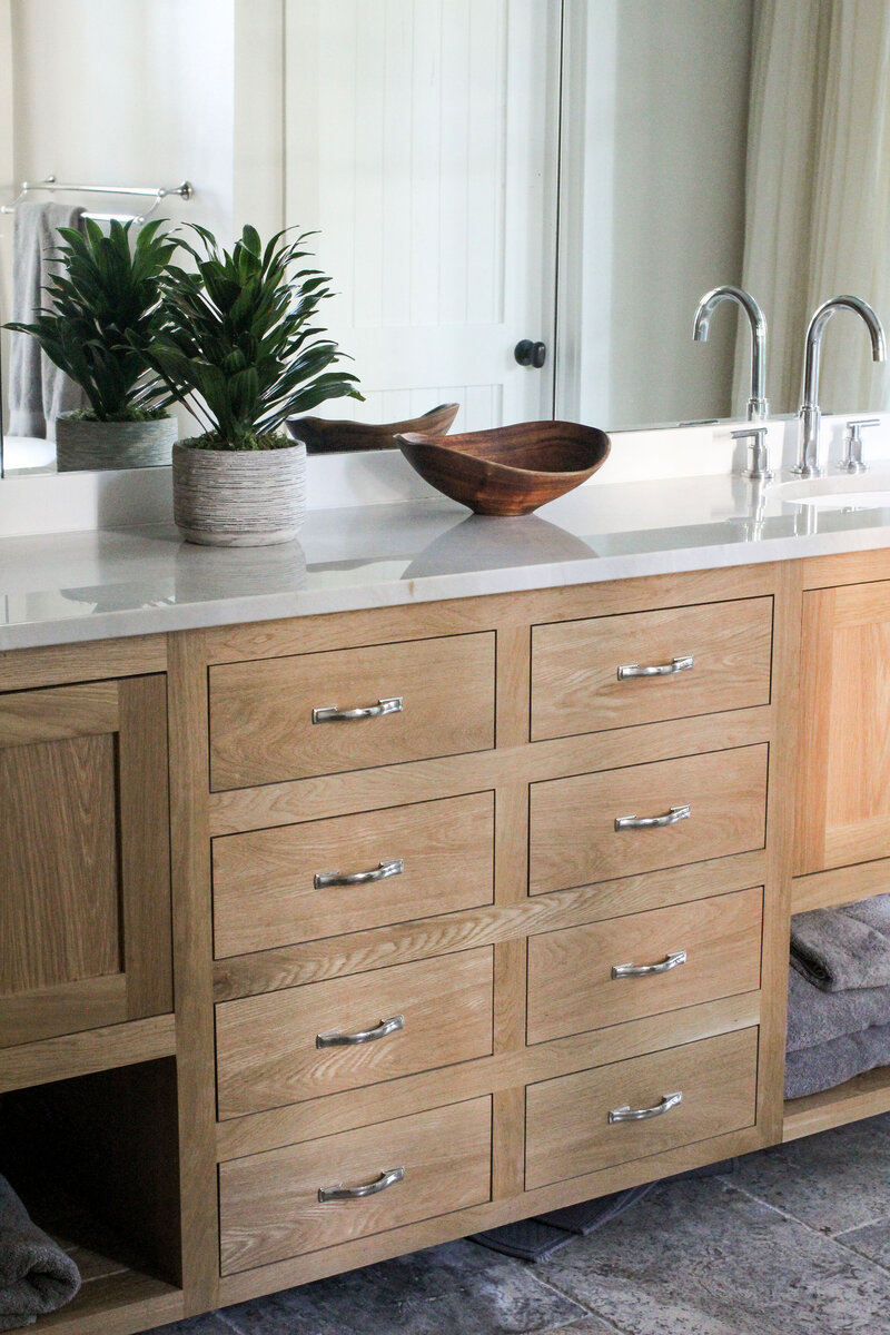 white-oak-bath-vanity-slate-floor-mirrored-wall