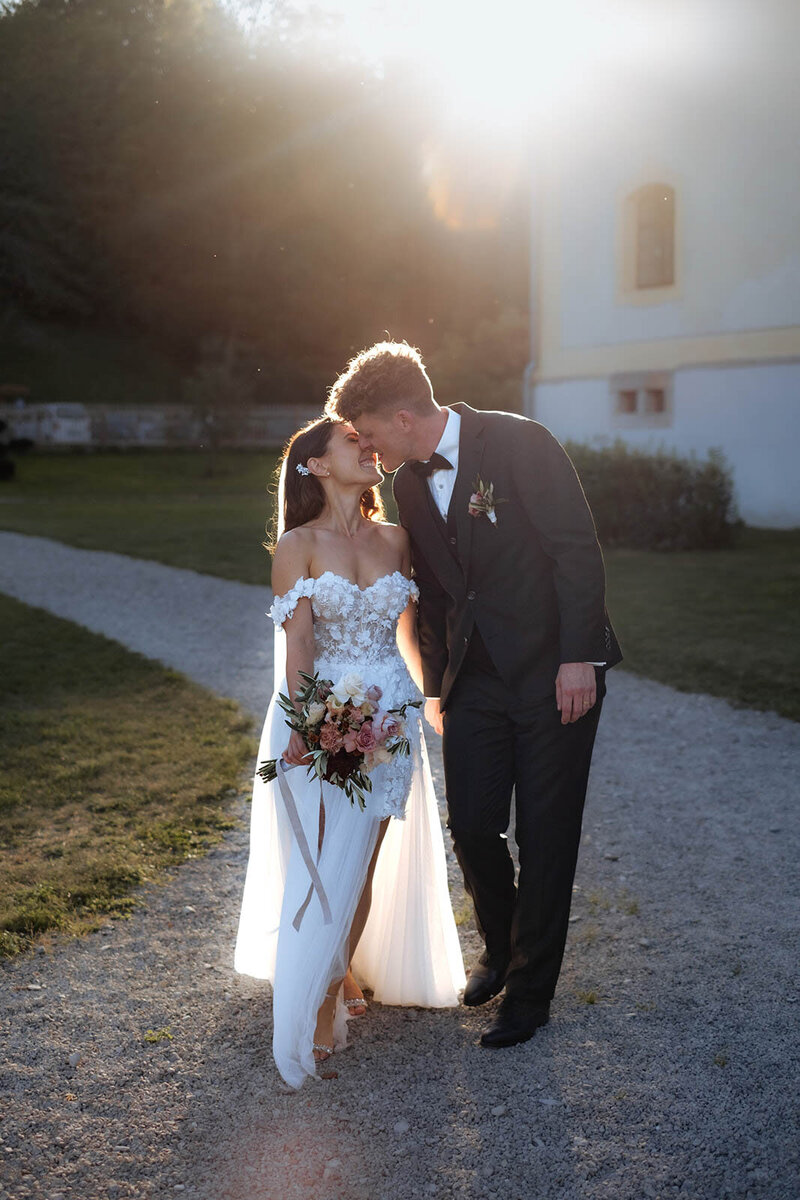 Braut und Bräutigam im warmen Sommerlicht fotografiert im Laufen vor dem Schloss Ehrenfels