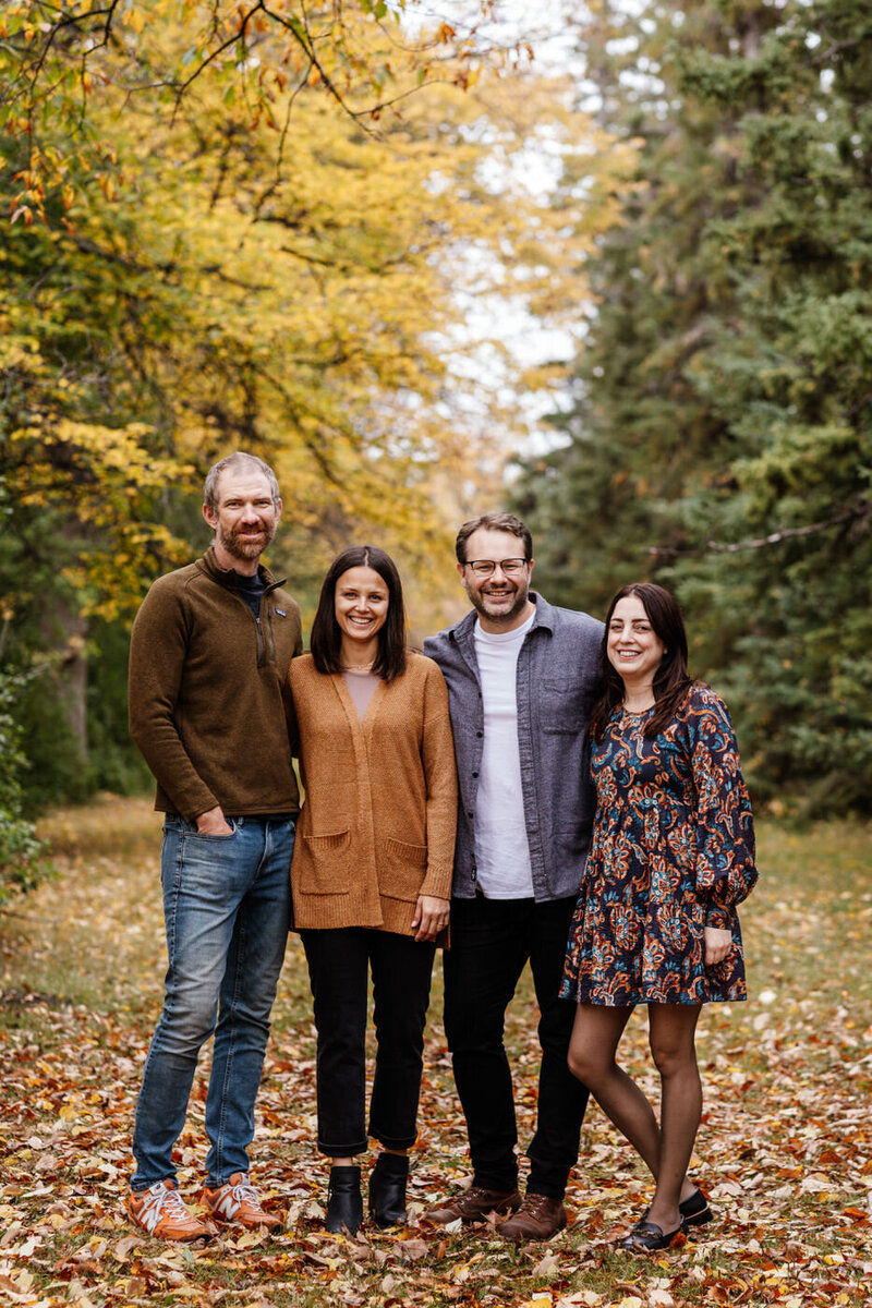 older siblings family photo at the park 