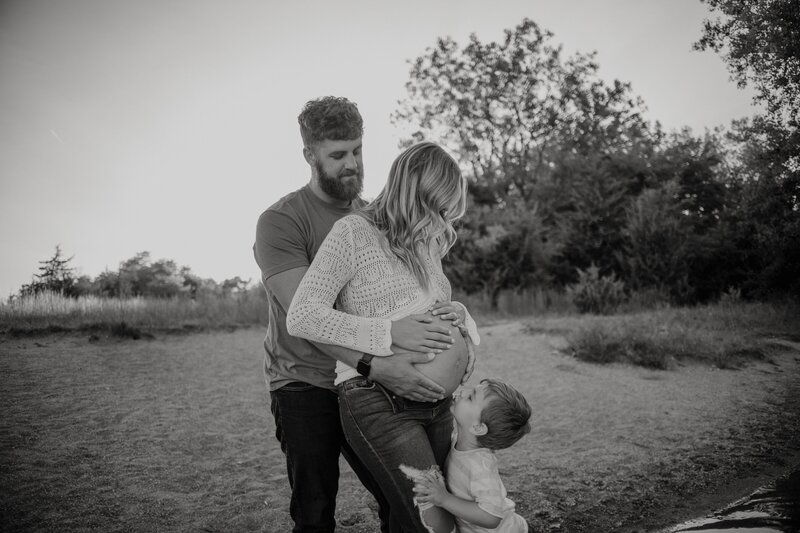 black and white family maternity photos