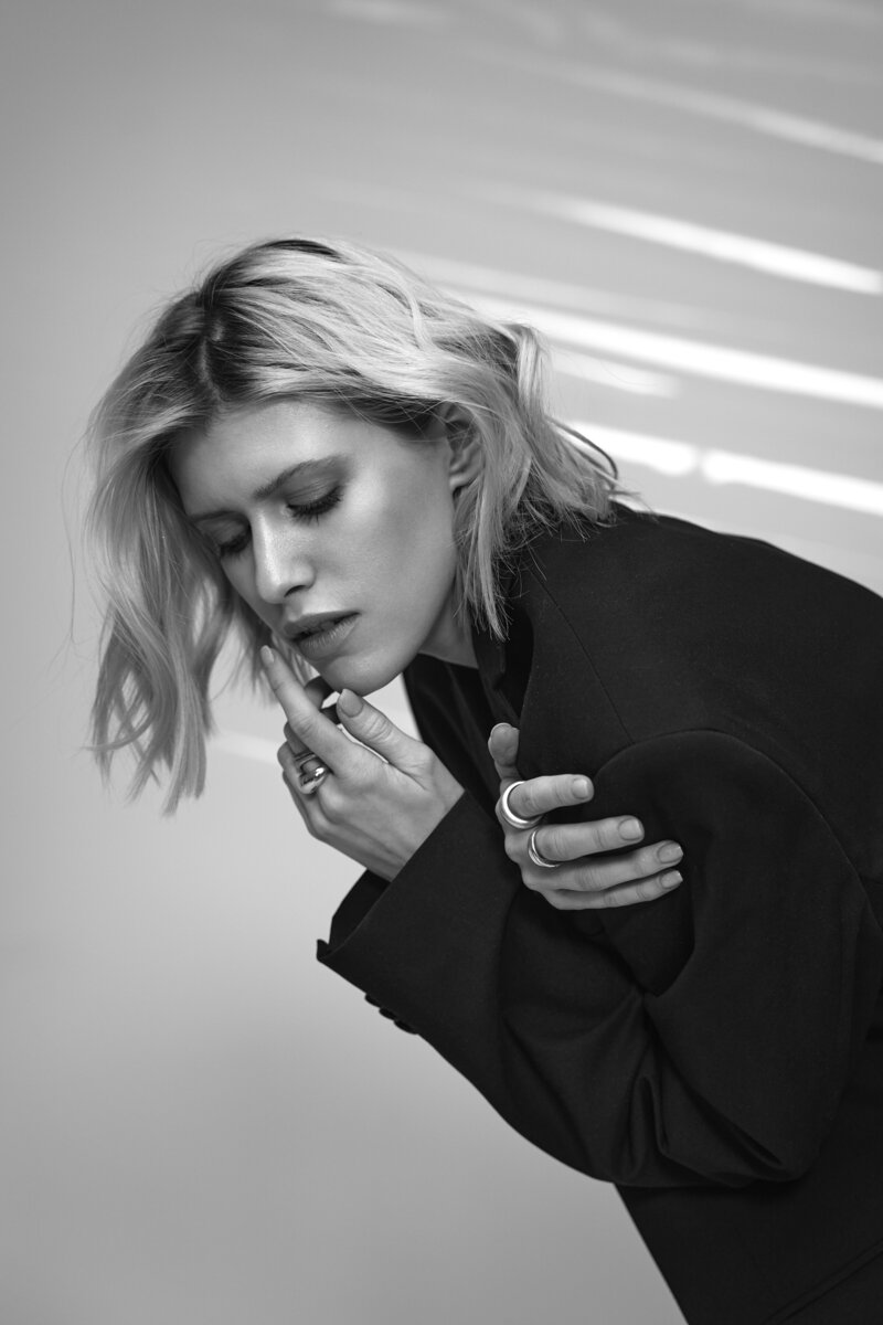 medium-shot-woman-posing-black-white