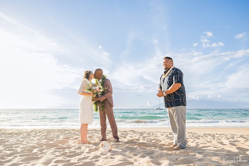 Oahu Officiant Justin Philips performing a wedding ceremony