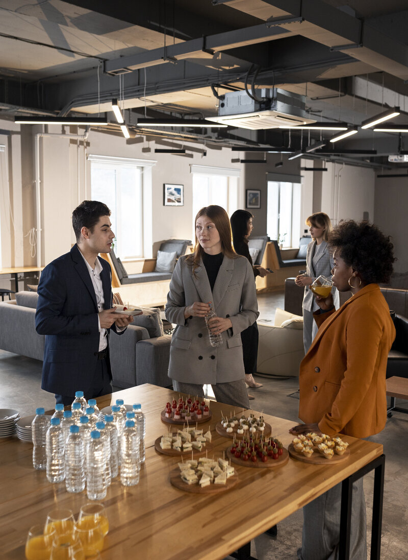 Employés réunis autour d'une table pour un cocktail lors d'une inauguration organisé par une event planner pour professionnels.