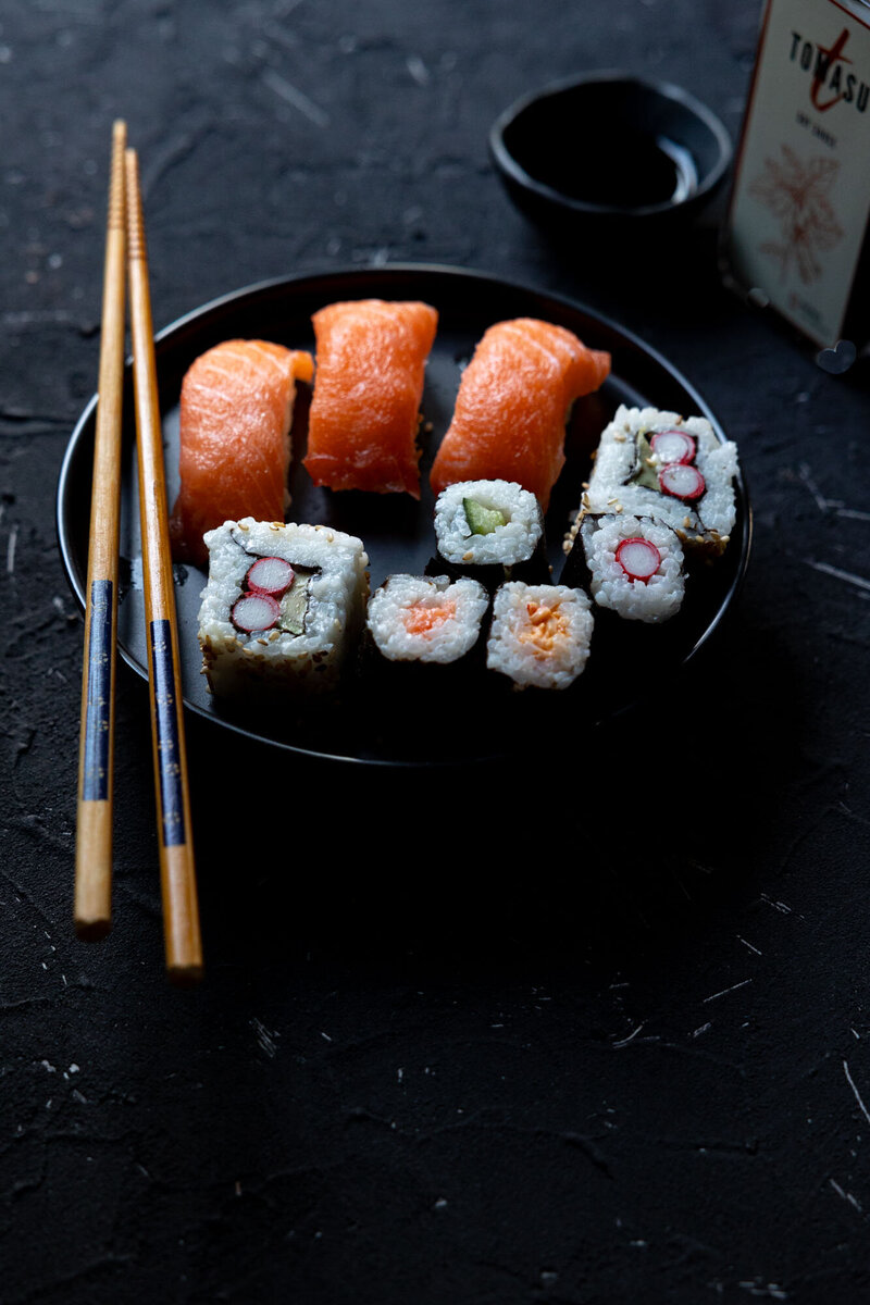 Sushi op zwart en zwarte ondergrond. Tomasu sojasaus en Japanse sushi stokjes Food Fotograaf Groningen | studio Ensō ©