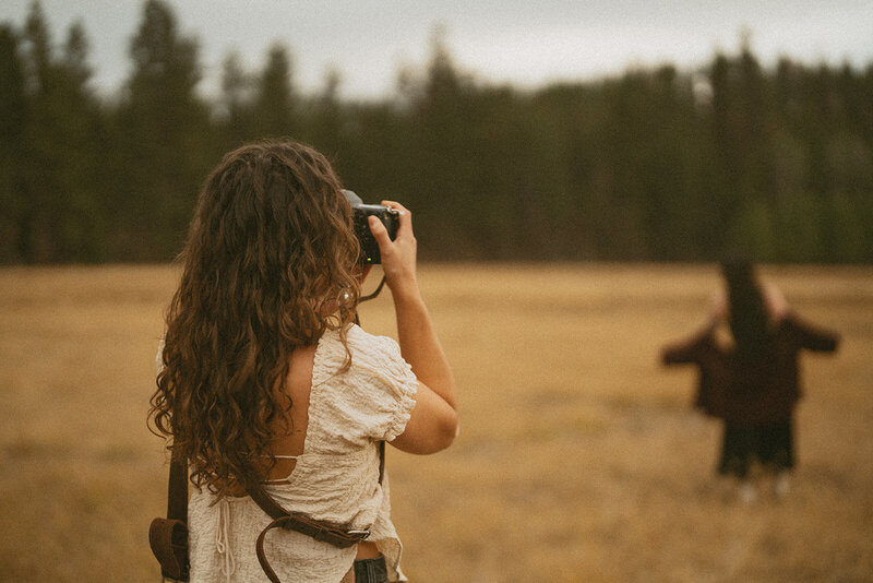 Emily Noelle, photographer mentor, snapping a photo of a senior in Oregon