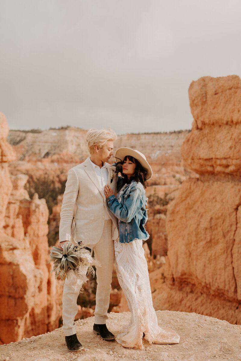 Elopement within Bryce Canyon National Park, Utah. Boho and edgy couple saying their vows within the canyons in Utah.