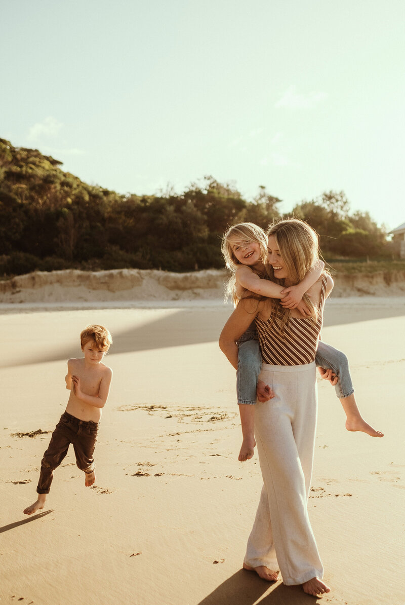 photo taken by kobe jade photography of Alex Warden Motherhood shoot at one mile beach