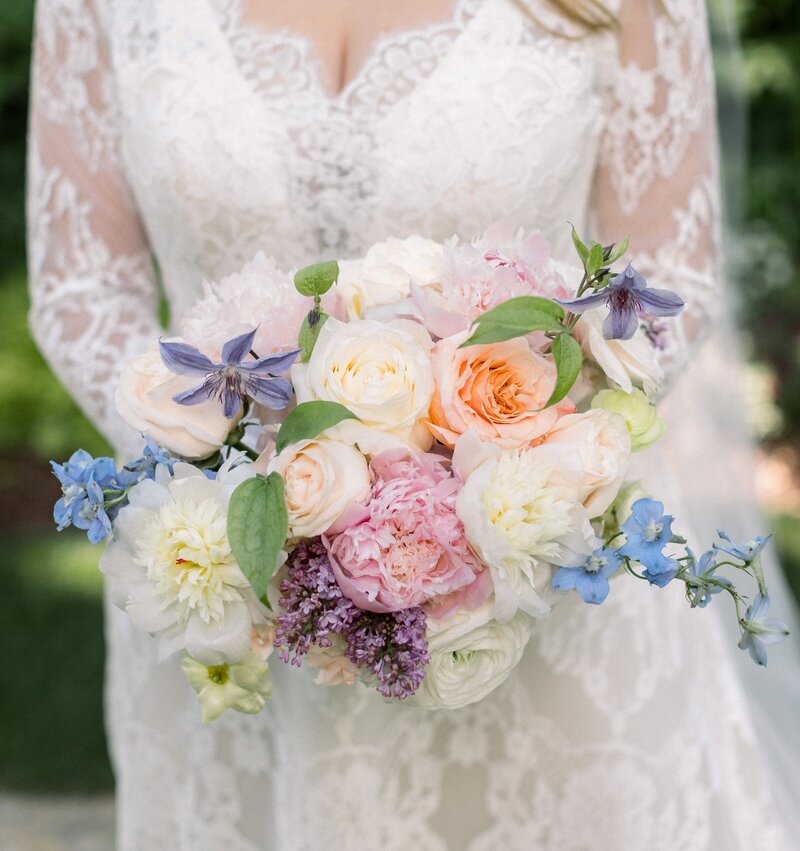 Lush wedding flowers designed by
The Garden Studio for an elegant
spring wedding. Wedding and
event florist near Easton, Maryland.