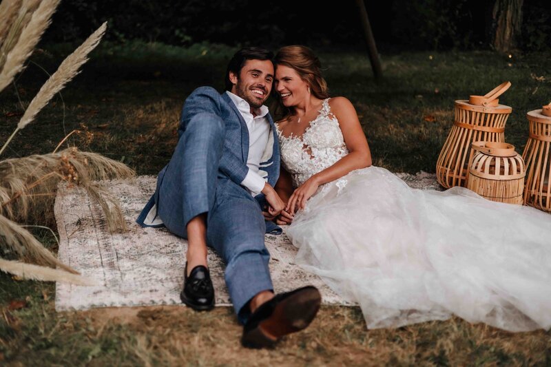 Spontaan en elegant bruidspaar tijdens hun bruiloftsshoot in Nederland. Professionele bruidsfotografie door een ervaren trouwfotograaf, vastgelegd in Limburg, parc buitengewoon door Melissa Boer Fotografie.
