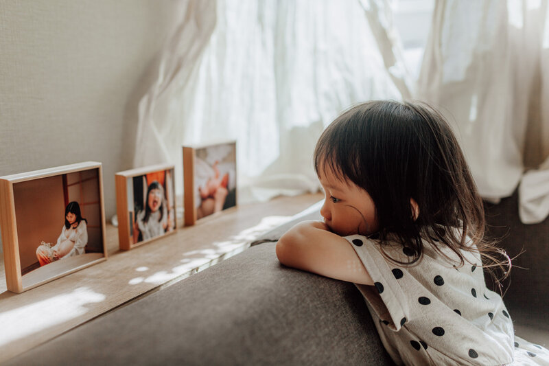 写真を見つめる女の子