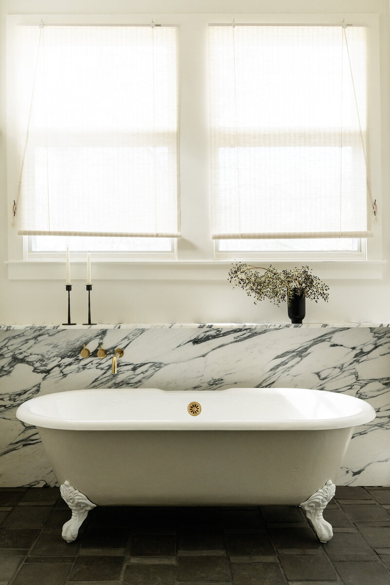 house-franc-hyde-park-classic-bathroom-remodel-historic-home-design-clawfoot-tub-refinishing-arabescato-marble-countertop-historic-neighborhood-timeless-austin-texas
