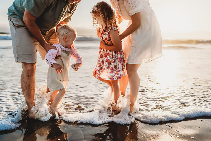 San Diego Maternity Photogrpaher captures parents with children on feet
