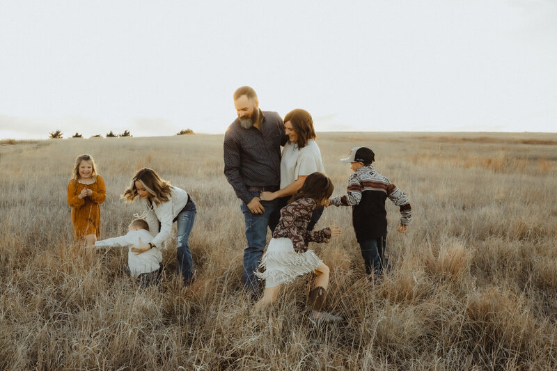 MIDWEST FAMILY SESSION RURAL KANSAS BIG FAMILY LOVE STORYTELLER