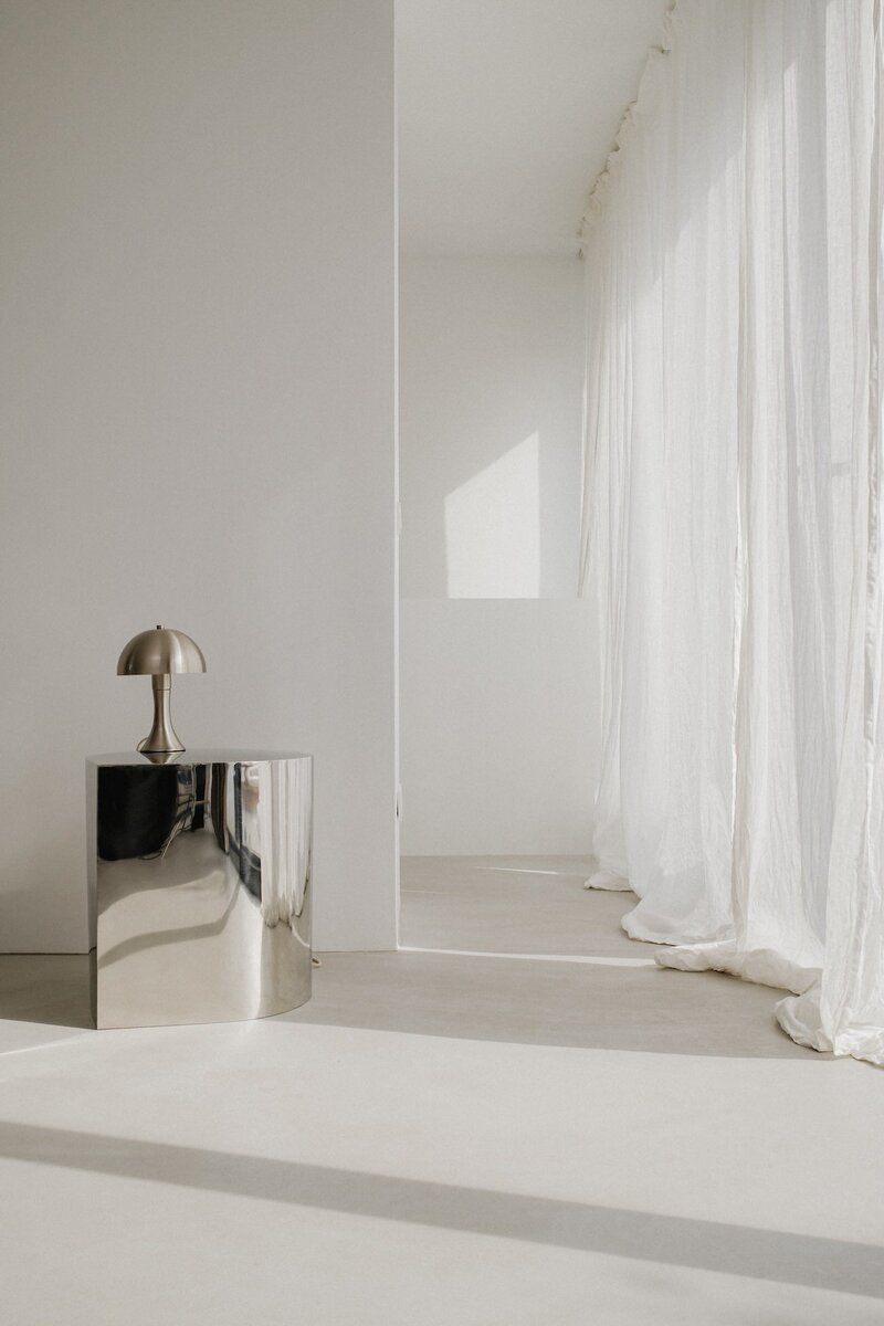 kaboompics_chromatic-harmony-modern-interiors-with-steel-accents-and-natural-light-35150