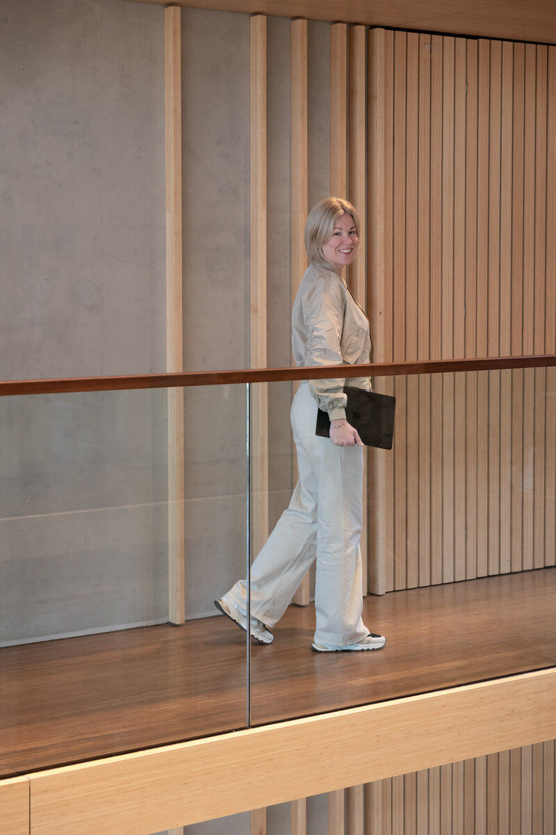 Agnes Tuin CSR Burn-out Coach Groningen loopt in gang met laptop onder haar arm