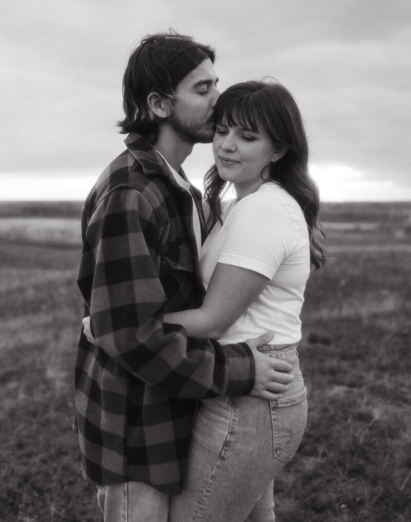 Couples_Session_Saskatoon_Cranberry_Flats_KaylaCassidyPhotography-21
