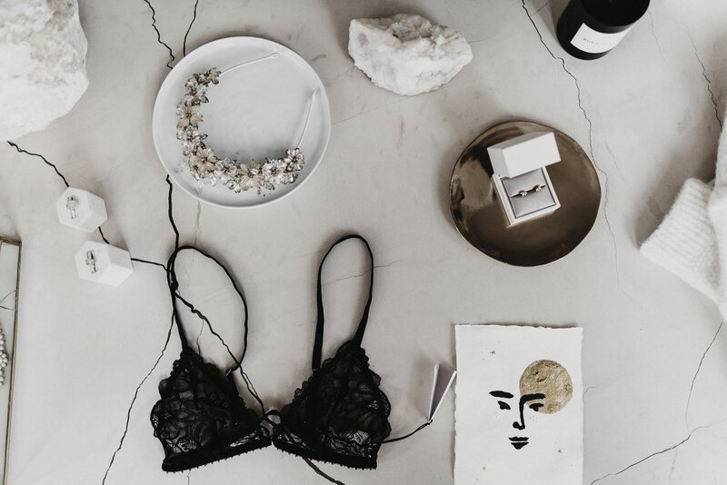 trouwjurk en accessoires bij wild at heart bridal - for love we live trouwfotografie