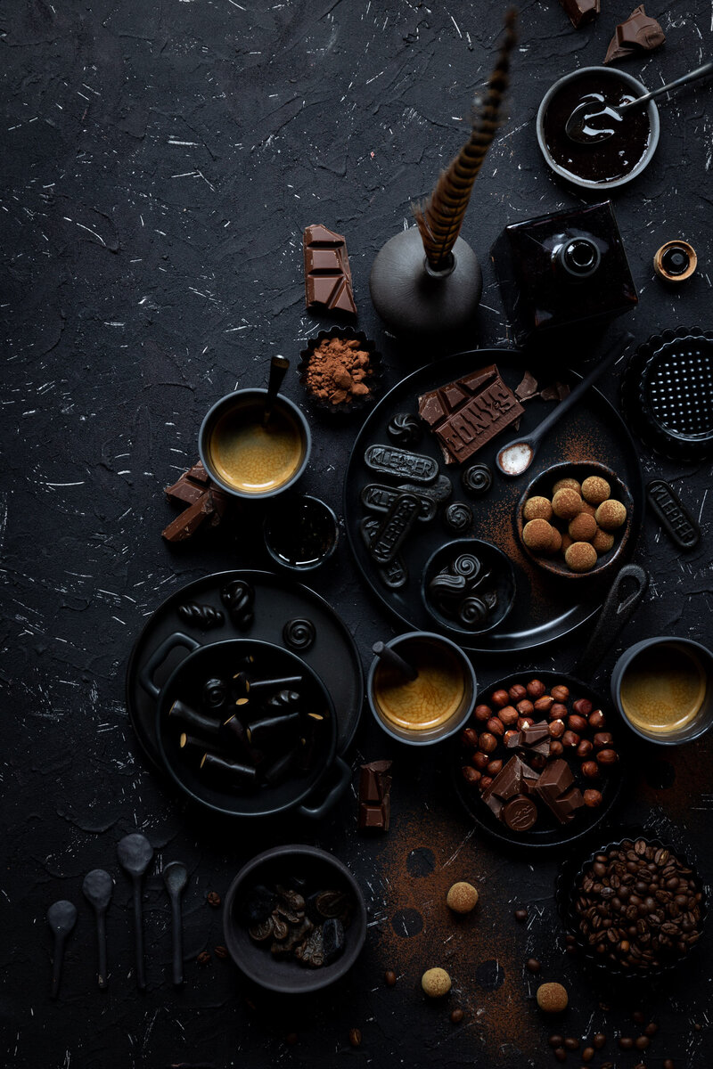 Monochrome zwarte food fotografie met drop, chocolade en koffie. Food fotografie door Dorien Paymans | Studio Ensō Groningen ©