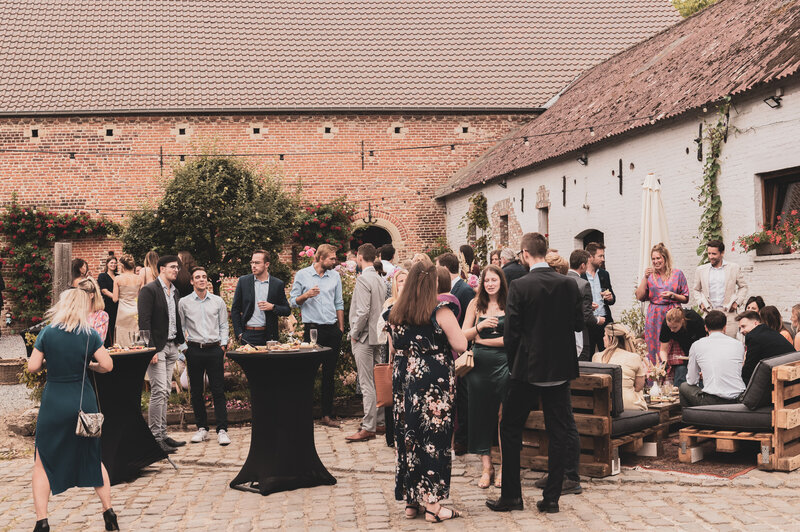 Bruiloft op de ninnenkoer van een hoeve.