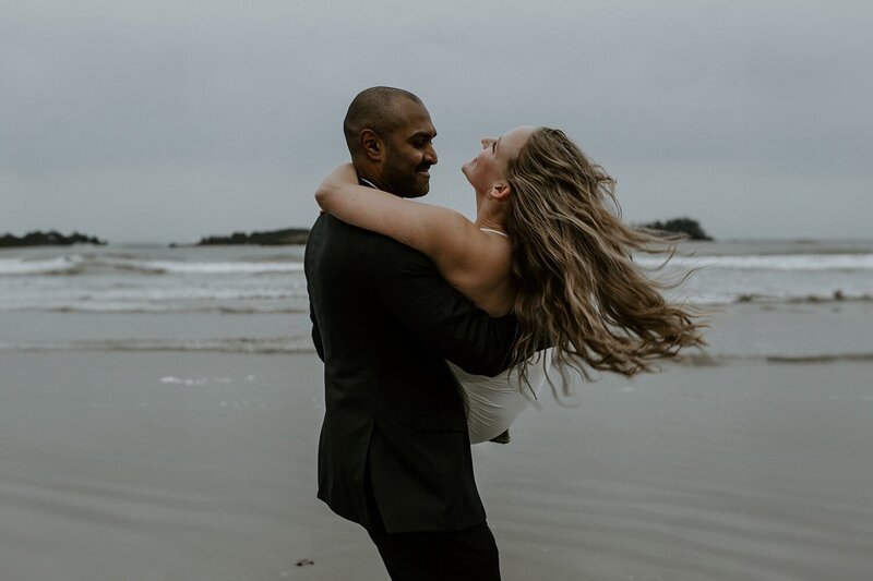 A beautifujl elopement in tofino bc