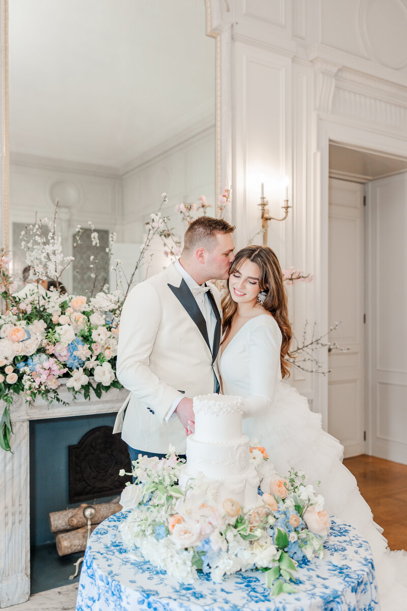 brittany-graf-photography-glen-manor-house-portsmouth-ri-newport-bride-groom-cake-ballroom-florals-31
