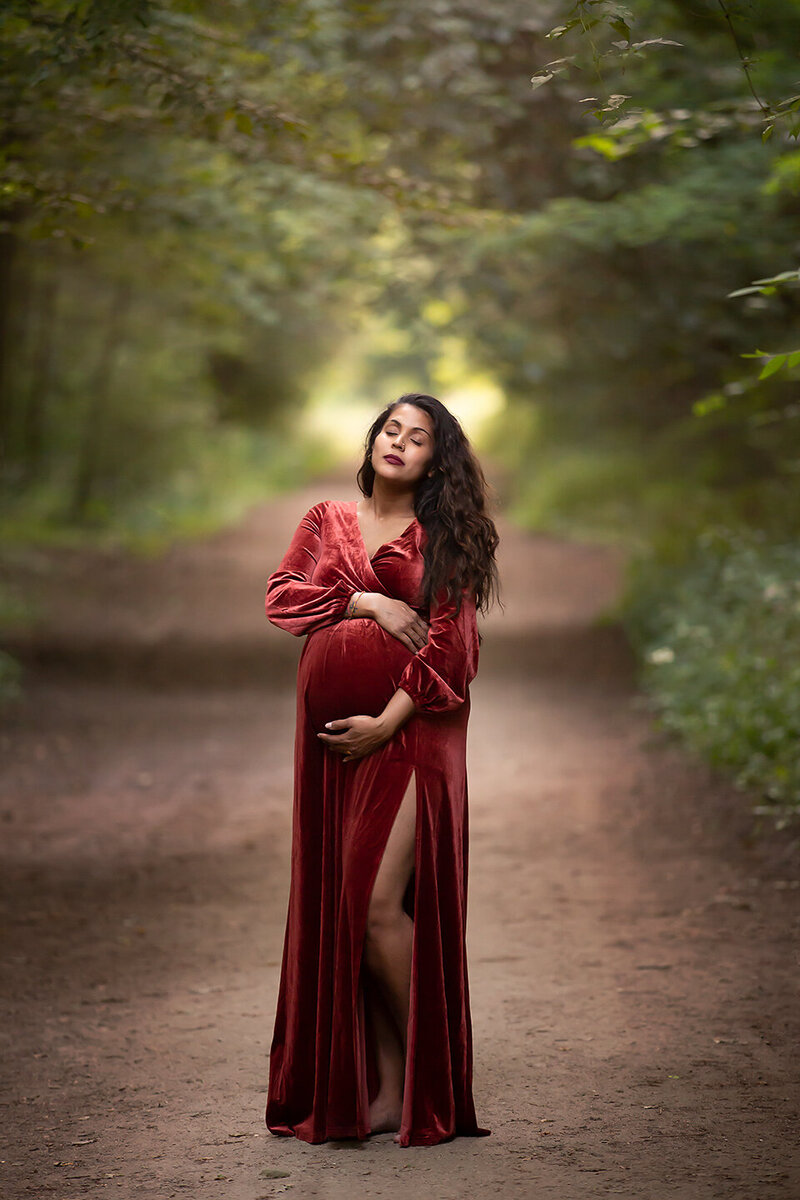 une femme enceinte assise avec une robe rouge