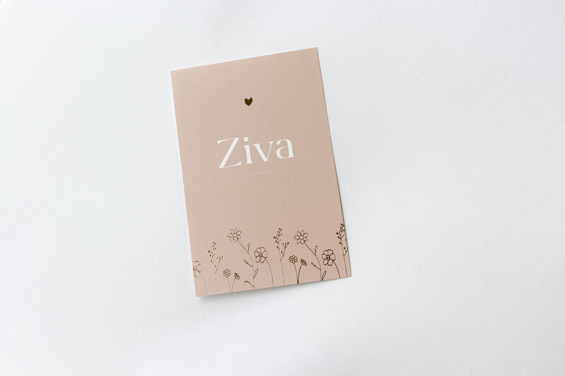 Zachtroze-geboortekaartje-Ziva-met-bloemetjes-van-goudfolie-6