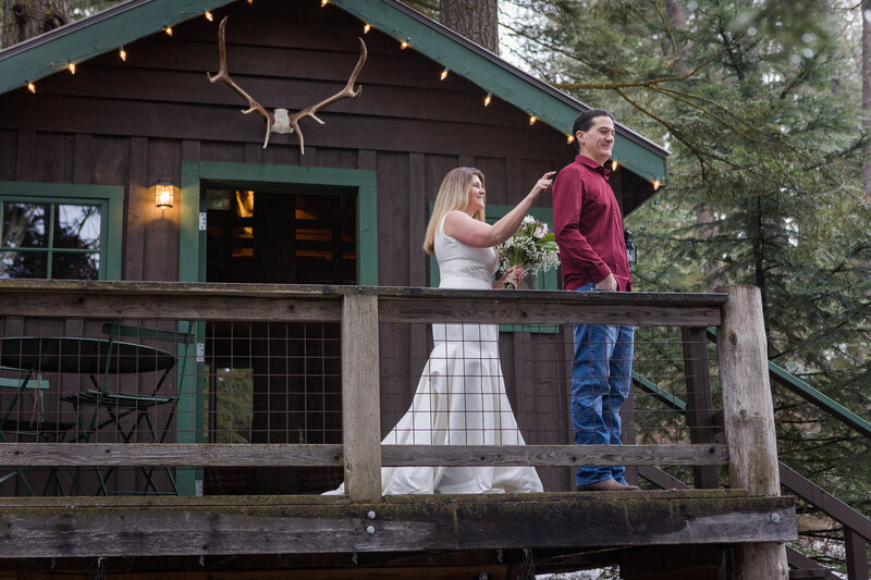 aspenglow-photography-washington-pnw-cabin-first-look-intimate-01