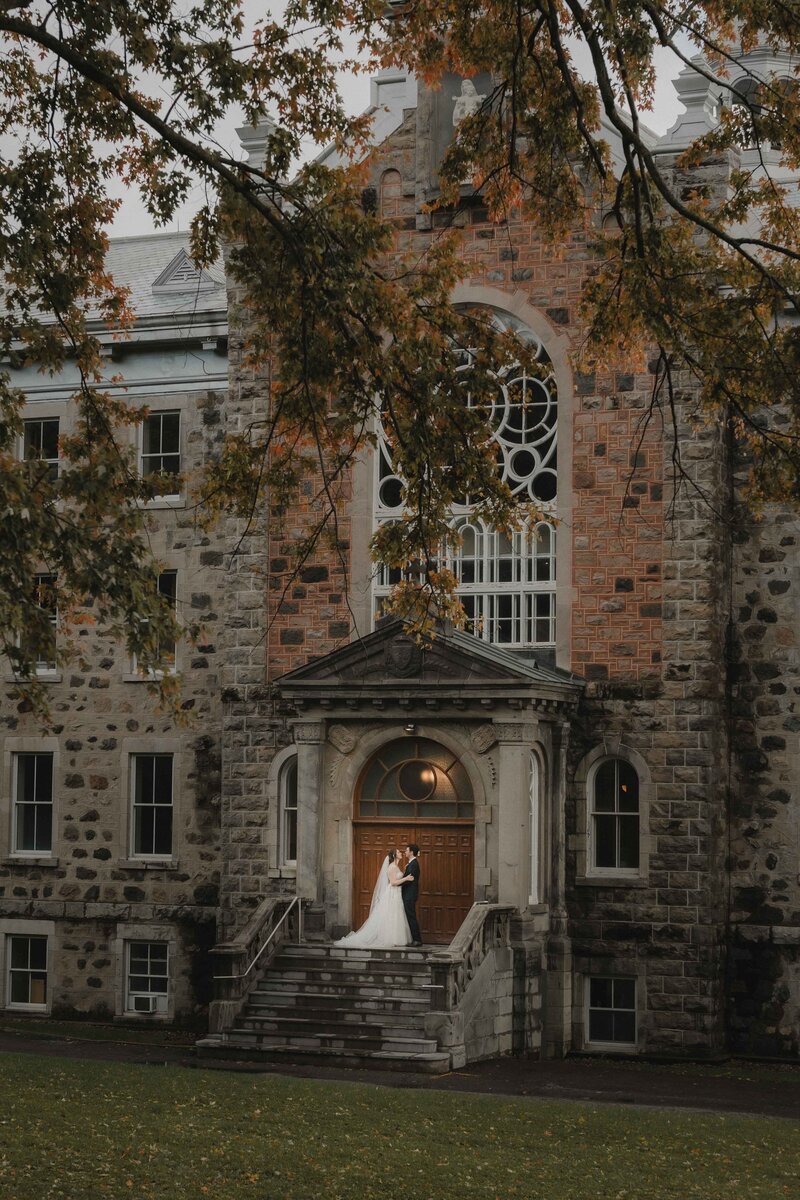 Couple avant leur mariage devant la somptueuse abbaye d'Oka.