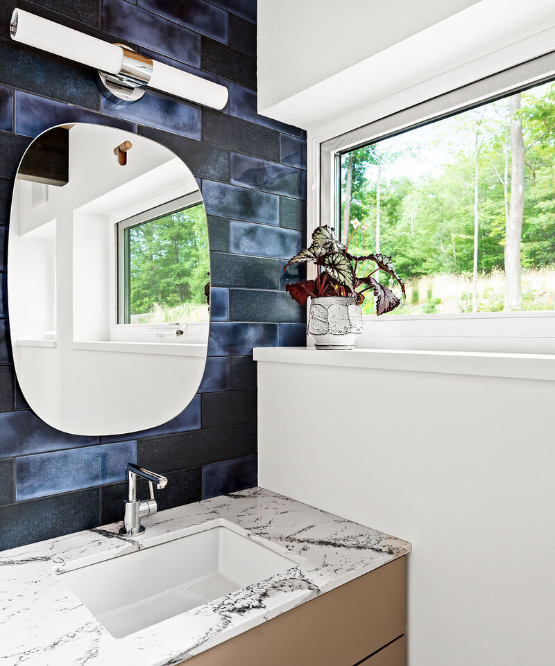 modern-scandinavian-blue-bathroom-design
