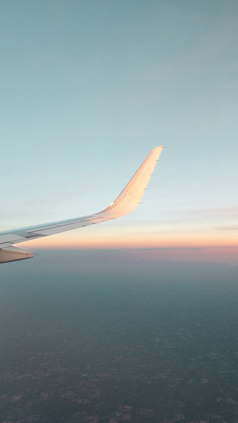 A beautiful sunset in the bluesky where you can see the tip of a wing in a very calm flight to Miami