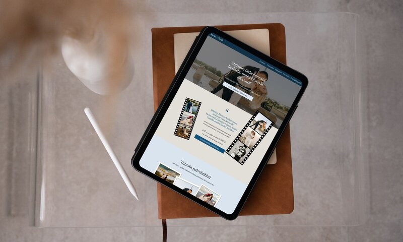 Tabletti, jossa kuva Aurora Visuals nettisivupohjasta