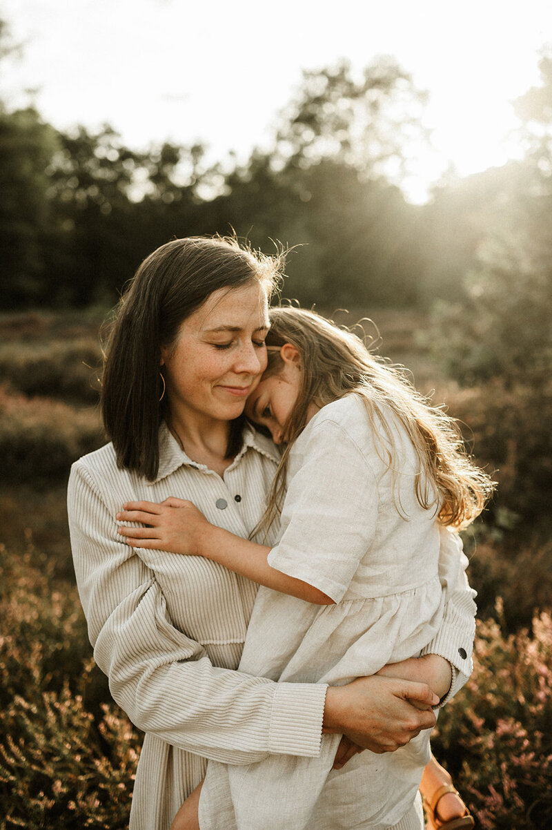 Gezinsfotografie in Nijlen tijdens golden hour – pure, spontane momenten vastgelegd in de heide.