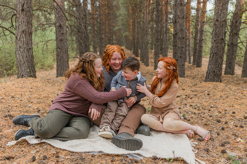 2024-krystal-moore-photography-sask-forest-family-session-fall-28