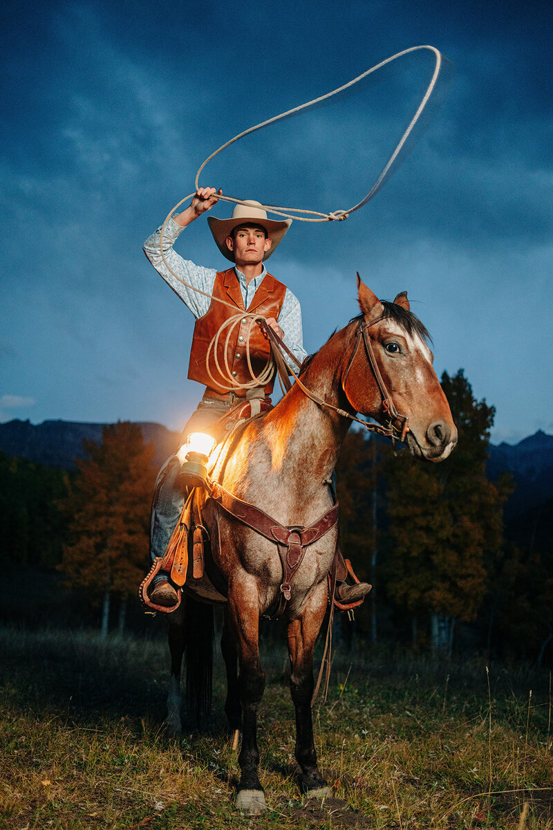 Colorado senior portrait posed with horse