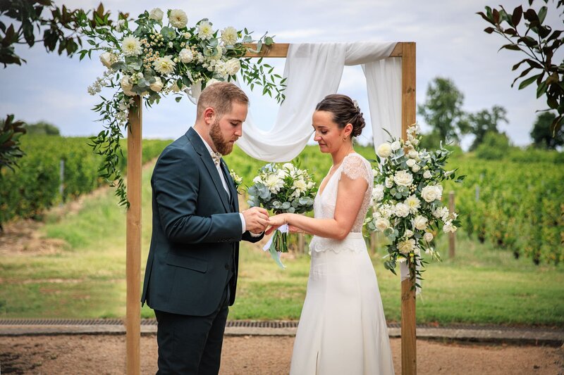 ceremonie-mariage-exterieure-arche-florale