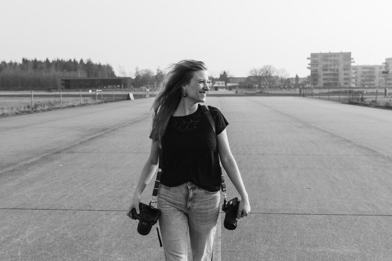 Dit is Roanna tijdens een fotoshoot bij vliegbasis Soesterberg aan het werk met haar camera's