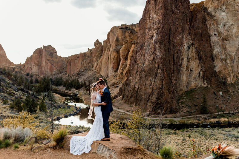 A styled shoot capturing an adventurous couple against the rugged beauty of the Pacific Northwest’s desert terrain.
