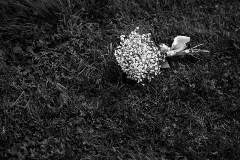 Photographie de mariage Bouquet de fleurs sur herbe