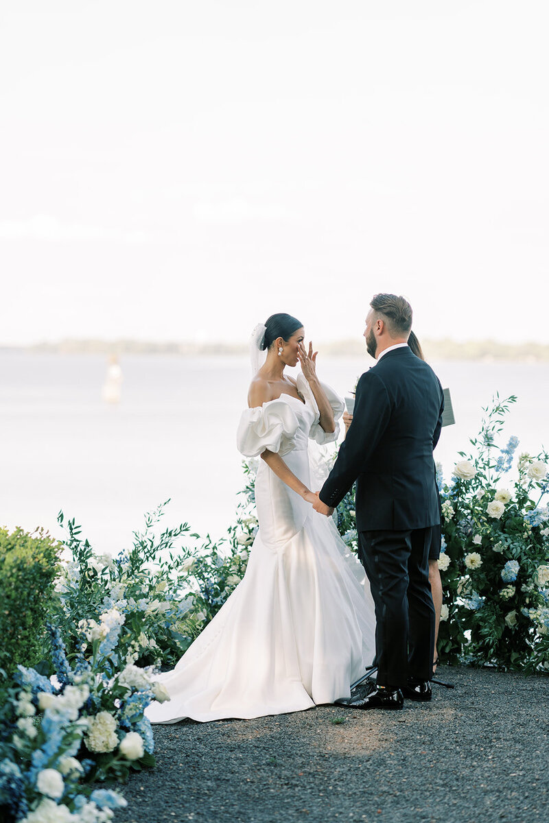 Modern and chic wedding at a Historic Mansion with Water Views | Glen Foerd on the Dalaware | Philadephia PA | Denise Marie Photography | Editorial Wedding Photographer based in Philladelphia PA