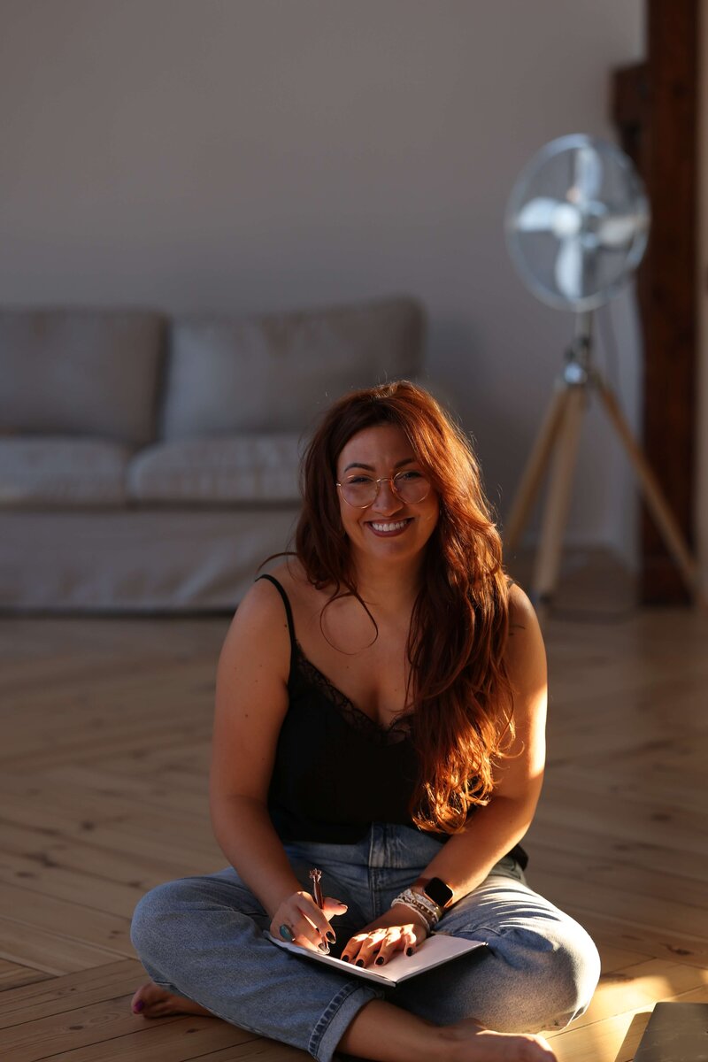 Freelance webdesigner writing out webdesign strategy