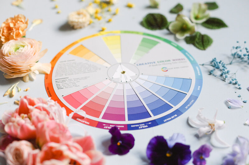 couleurs-flatlay-cerclechromatique-pantone-capucineatelierfloral-artfloral-floraldesign-fleurs-fleuriste-couleursflorales