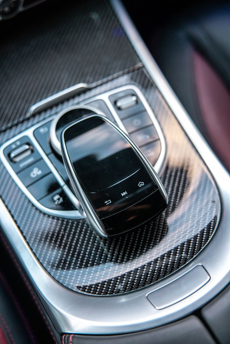 mercedes-g550-matte-manufaktur-night-black-magno-for-rent-in-miami-carbon-fiber-center-console-035