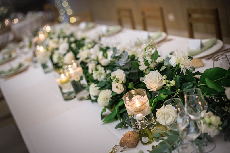 chemin-de-table-floral-roses-blanches